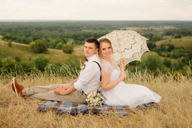 optimize-newlyweds-picnic-nature-bride-groom-after-wedding-ceremony.jpg